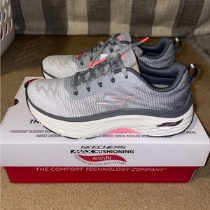 Sketchers Max Cushioning ArchFit